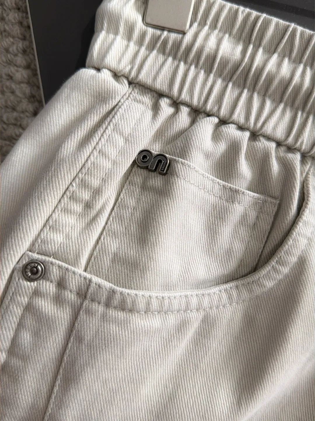 The next day we shipped the P195 Balenciaga High Quality New Arrival Elastic Casual Pants Fall/Winter 2026. The custom-made fabric at the counter has a high degree of comfort, impeccable details, and the design concept of the brand elements reflects high quality. The hand feels delicate and soft! Casual cuts and awesome upper body! Sizes: S-3XL